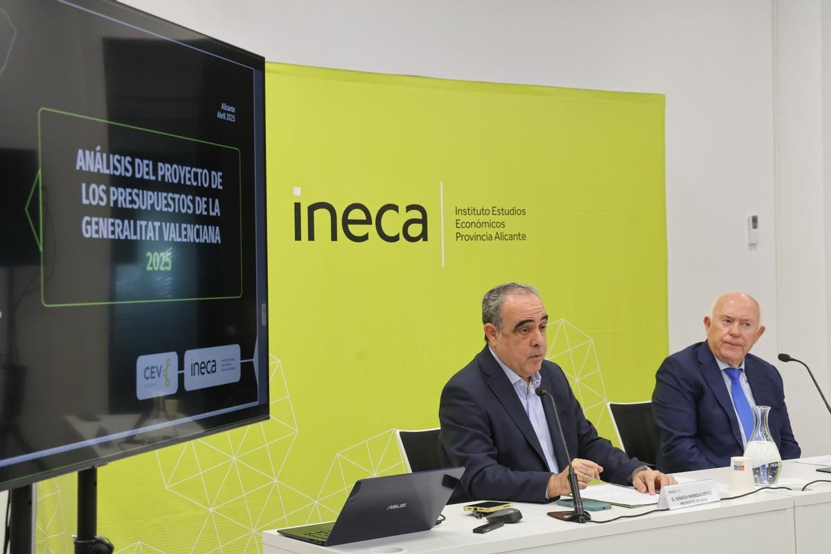 Nacho Amirola y Joaquín Pérez, durante el análisis de los presupuestos.