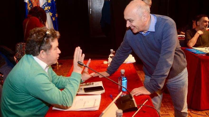 Fernández Lores y Agustín Fernández conversan antes de un pleno municipal. // R. Vázquez