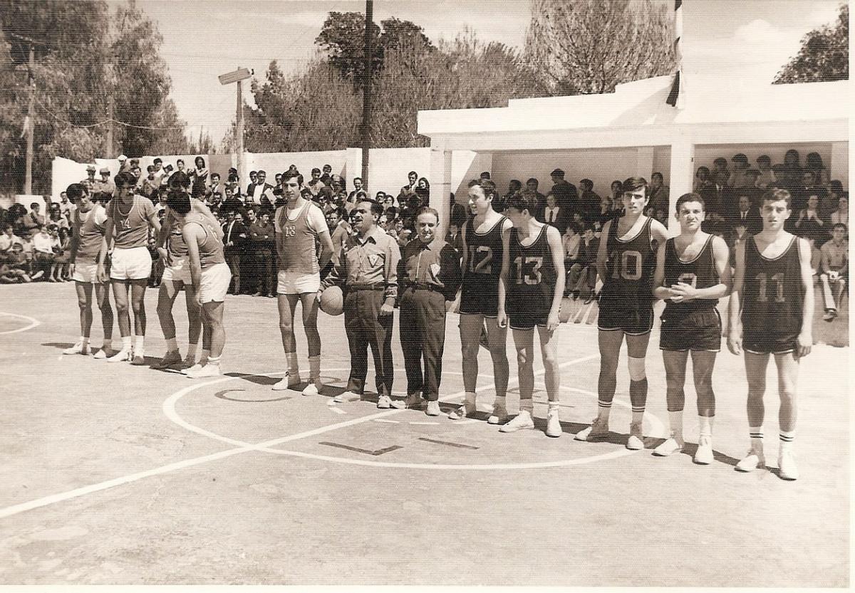 Pista Piscina Municipal 1970. A la derecha el Básquet Llíria