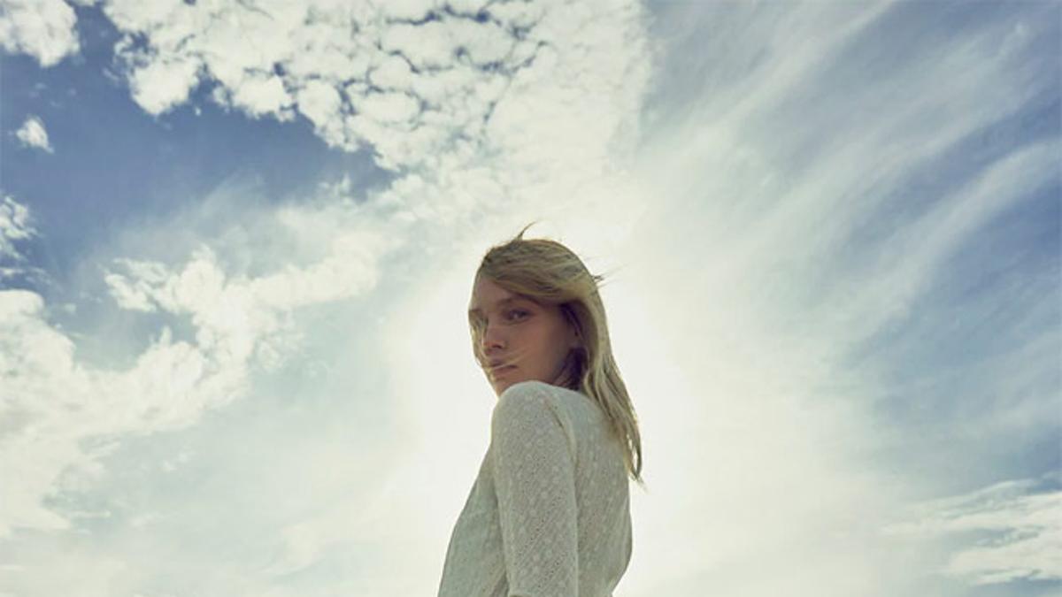 El vestido blanco de edición limitada de Zara para novias que sueñan con bodas 'boho' junto al mar