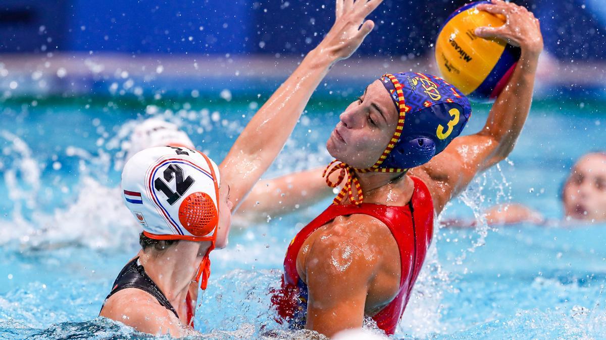 TOKYO, JAPAN - JULY 28: Brigitte Sleeking of the Netherlands, Anni Espar of Spain during the Tokyo 2020 Olympic Waterpolo Tournament women match between Netherlands and Spain at Tatsumi Waterpolo Centre on July 28, 2021 in Tokyo, Japan (Photo by Marcel ter Bals/BSR Agency/Getty Images) NOCNSF