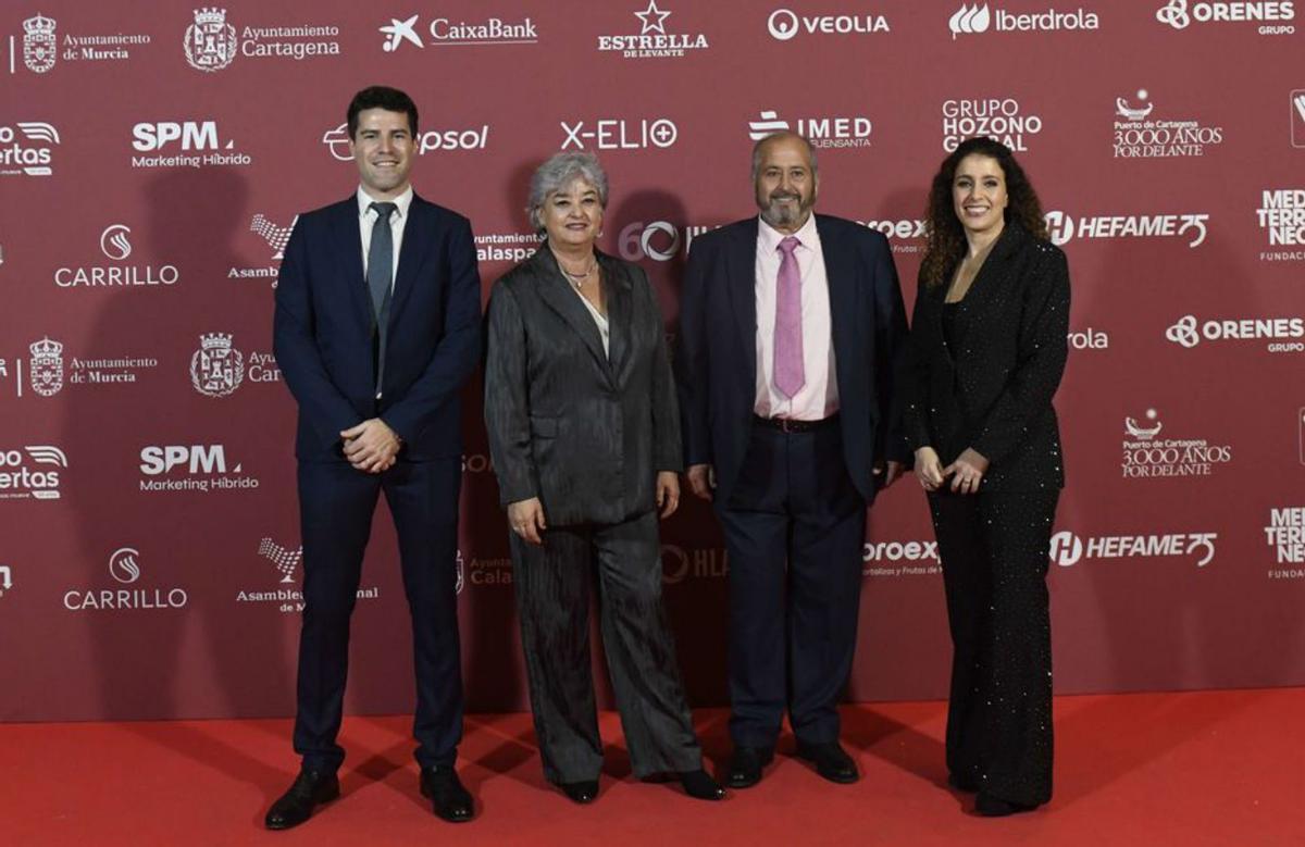 Jorge Zapata y Sonia Martínez, director comercial y gerente de La Opinión, respectivamente, junto a Teresa López, presidenta del Colegio de Veterinarios, y Ángel Toledo. | ISRAEL SÁNCHEZ