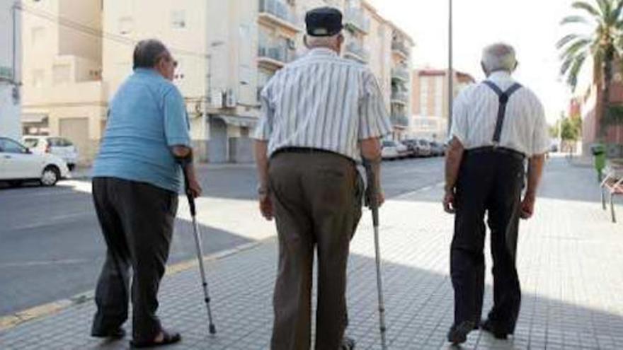 Tres jubilados pasean por una de las calles del barrio de San Antón, el que mayor porcentaje de población de más de 65 años tiene