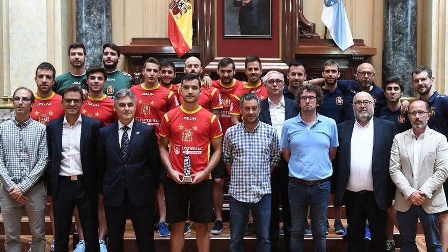 La selección española, en el salón de plenos del Ayuntamiento.