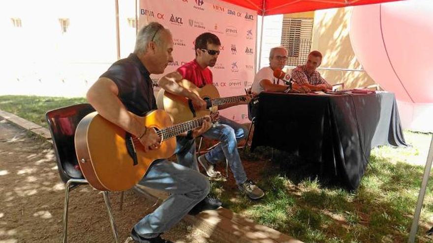 Jordi Ribot i Ricard Canals van oferir un tast, ahir, del que serà la seva actuació a la festa major