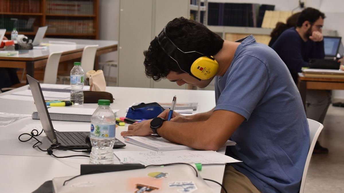 Un opositor concentrándose en la biblioteca de la residencia Pío Xi