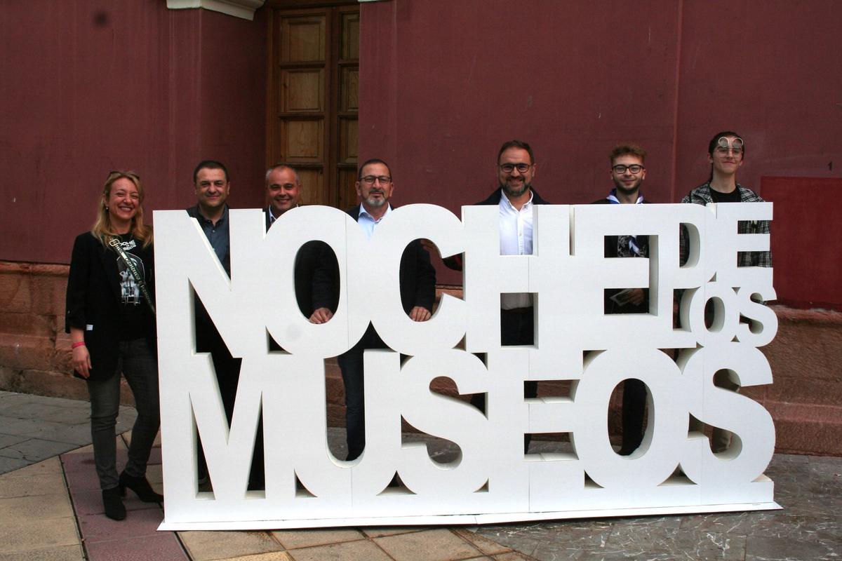 La edil de Cultura, María Ángeles Mazuecos; el edil de Urbanismo, José Luis Ruiz; y el alcalde, Diego José Mateos; en el ‘photocall’ a las puertas del Teatro Guerra.