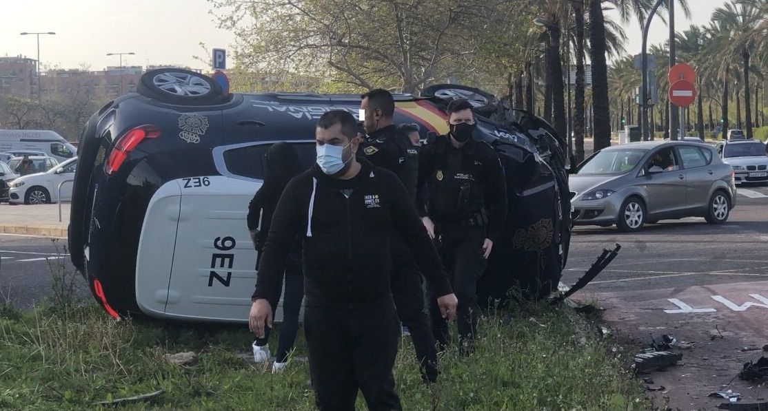 Así han retirado el coche de Policía Nacional tras volcar en una colisión  frente a un turismo en València - Levante-EMV