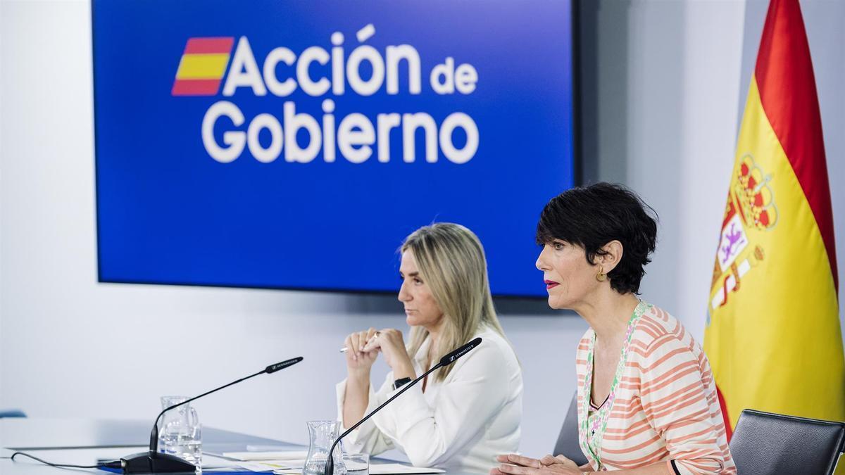 (I-D) La ministra de Educación, Milagros Tolón, y la ministra Portavoz, Elma Saiz, durante la rueda de prensa posterior al Consejo de Ministros, a 16 de junio de 2026, en Madrid (España).