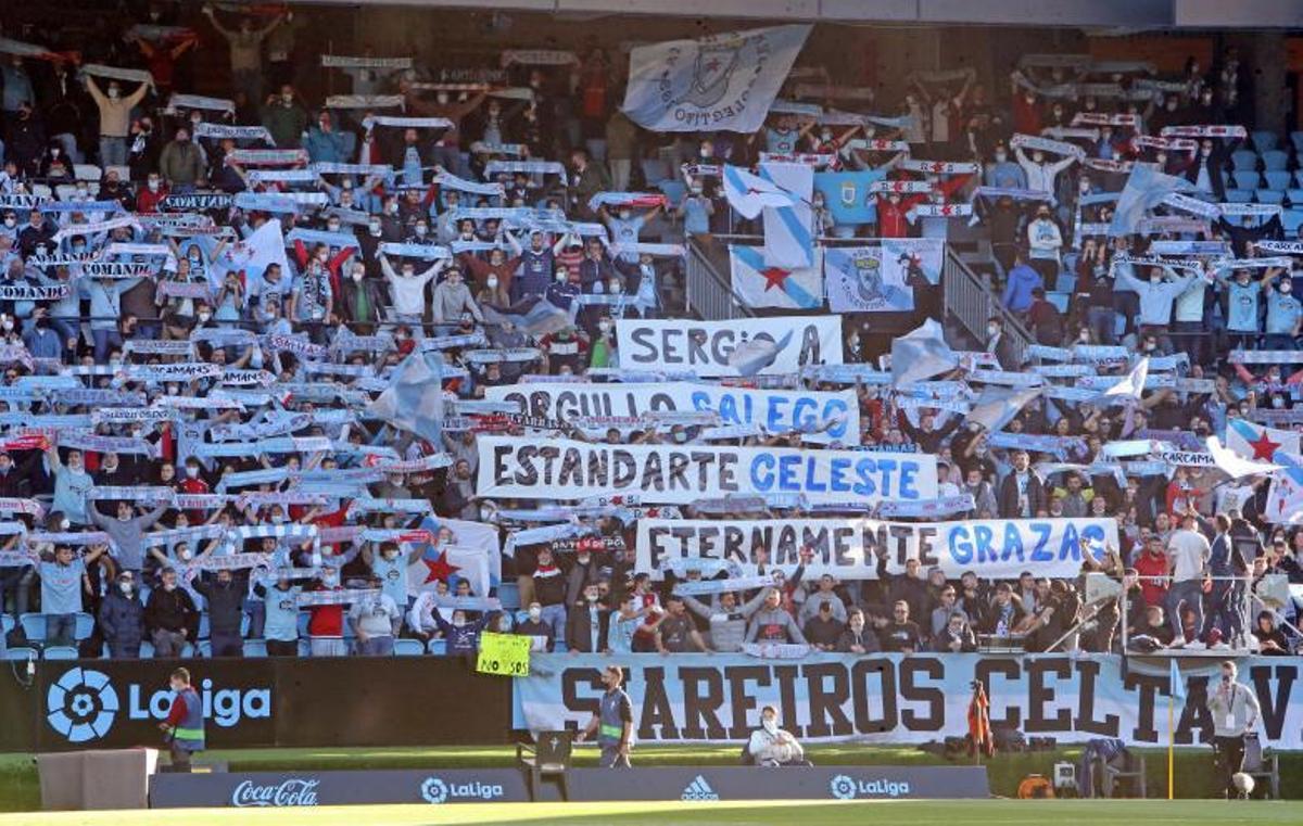 Tres imagenes de la grada con muestras de cariño hacia Sergio. | // MARTA G. BREA