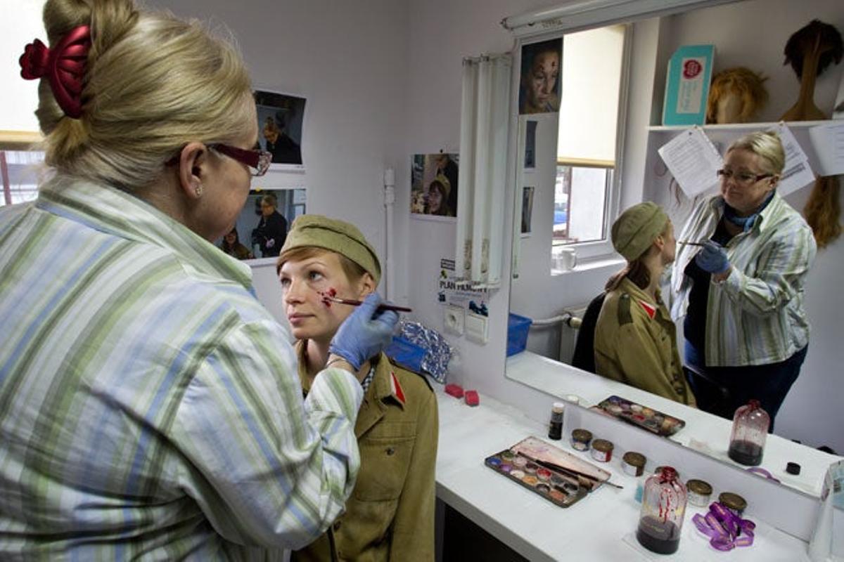 Los visitantes son maquillados en los estudios de cine WFDiF