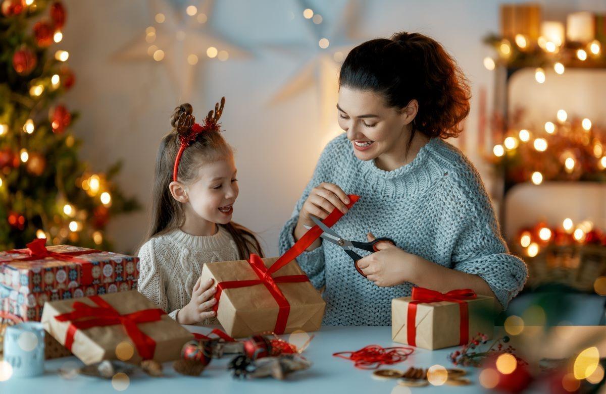 Madre e hija preparando regalos de Navidad.