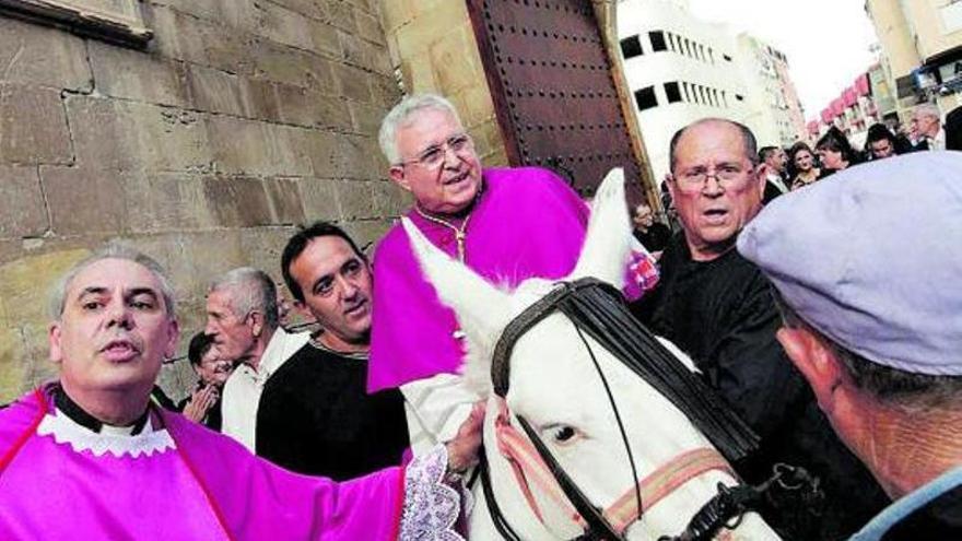 El obispo Jesús Murgui llega a Orihuela, en 2012, a lomos de una mula blanca. | INFORMACIÓN