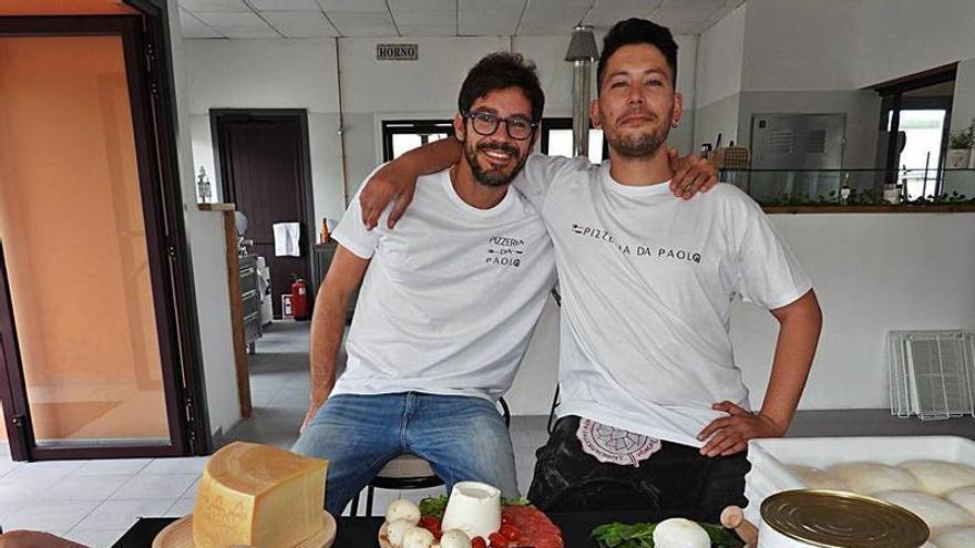 Paolo (izqda.) y su primo Angelo, encargado de la cocina.   | // F. CASANOVA