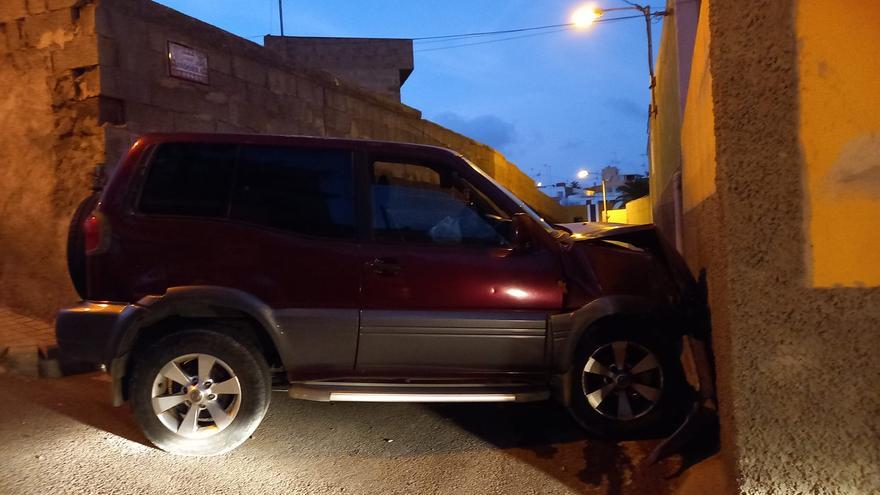 Un coche se estampa contra una casa en Jinámar