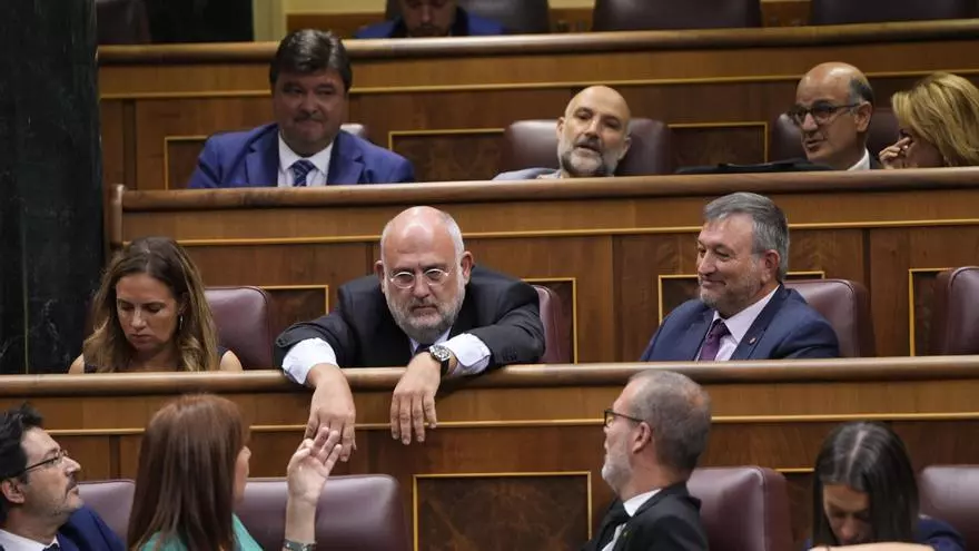 El diputat de Junts Eduard Pujol diu 'sí' en la votació de la investidura de Feijóo i després rectifica dient 'no'