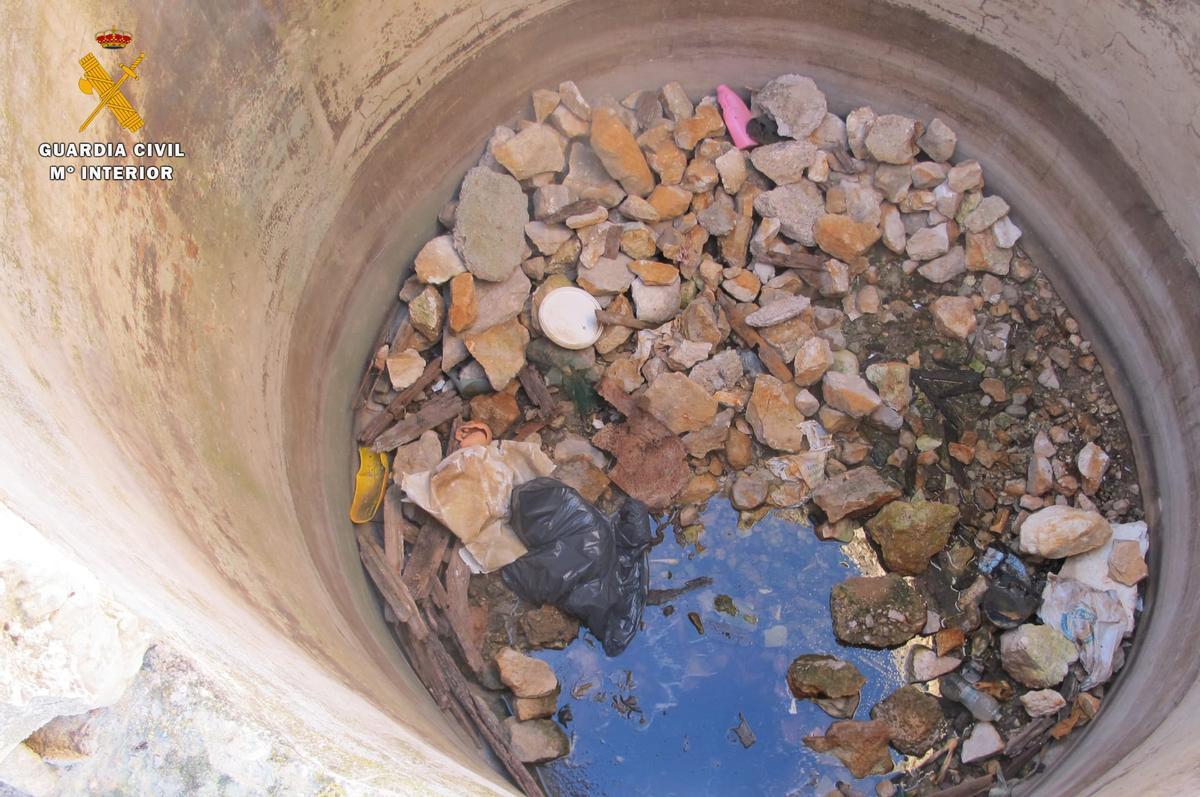 La bolsa de basura donde encontró la Guardia Civil el cadáver de un perro