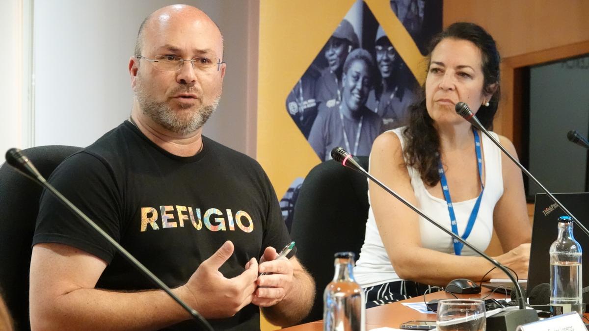 Juan Carlos Lorenzo (CEAR) y María Jesús Vega (ACNUR) en el encuentro ‘Migrando Miradas’ de la OIM en Casa África