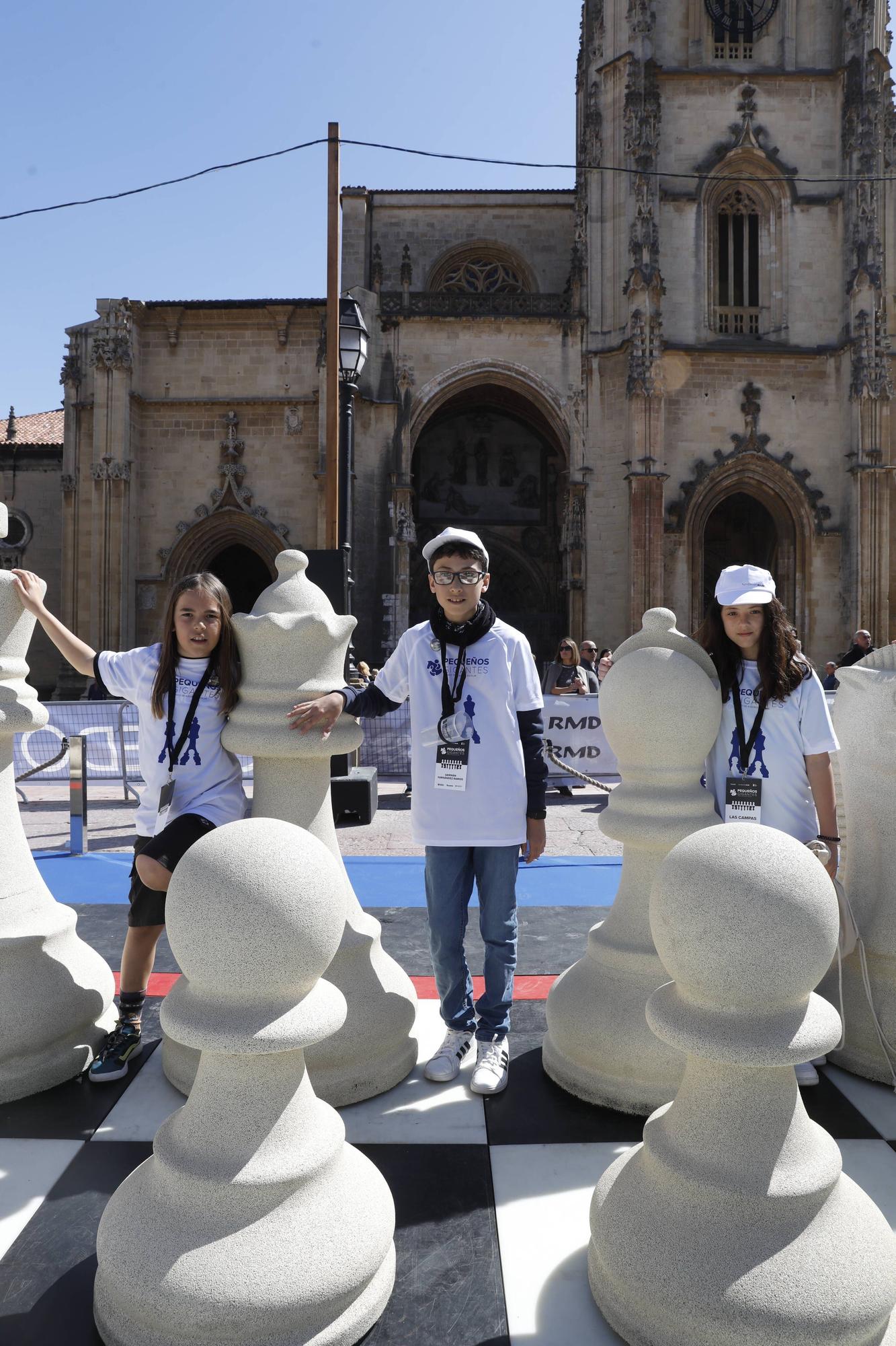 Así fue el torneo de ajedrez con piezas gigantes celebrado en la plaza de la Catedral