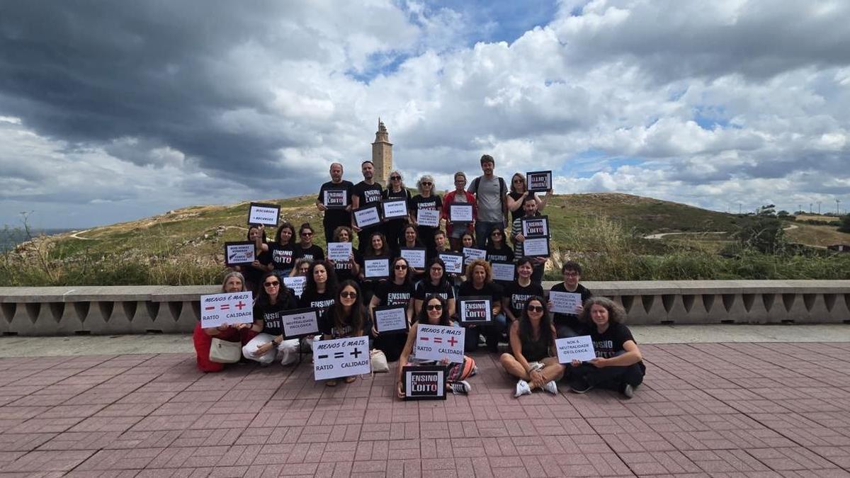 Protesta de profesores del Ánxel Casal frente a la Torre de Hércules