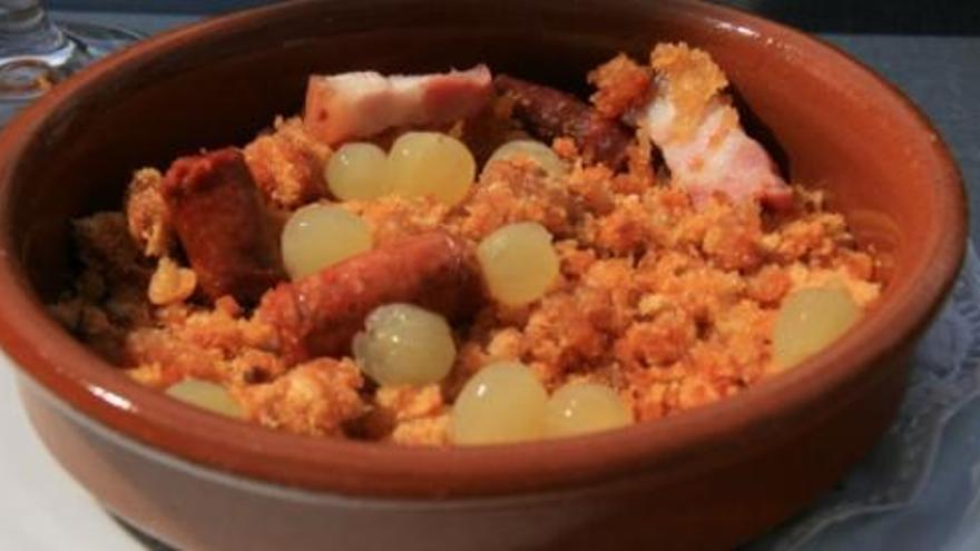 Aprende a preparar estas migas camperas con chorizo, panceta y el rico pan de Castellón
