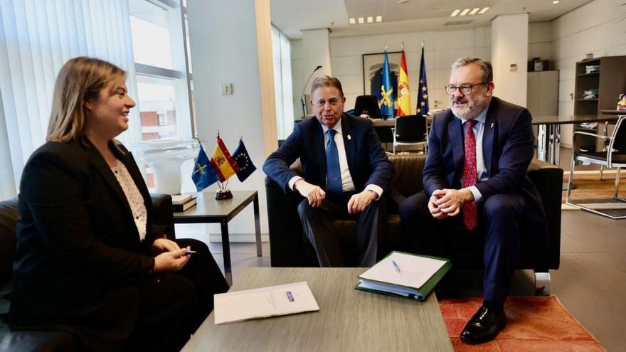 Por la izquierda, Gimena Llamedo, Alfredo Canteli y Alfredo García Quintana, ayer, durante la reunión en la Consejería de Presidencia. | Irma Collín