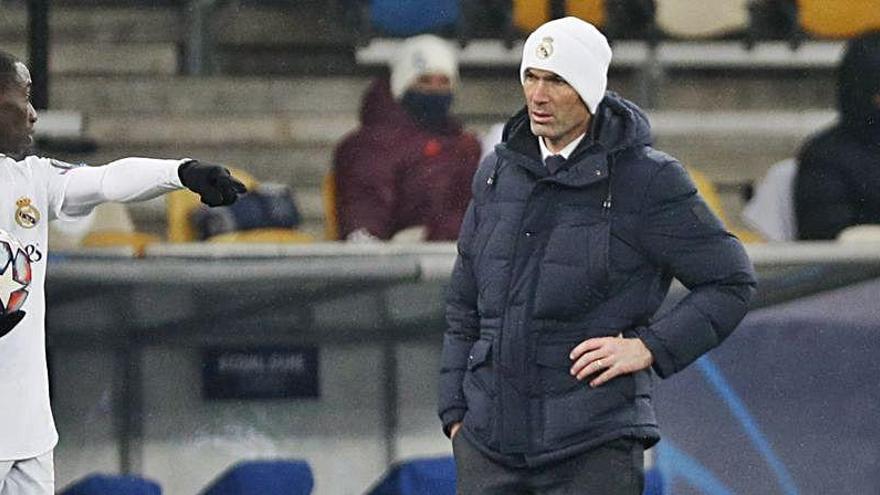 Zidane junto a Mendy durante el encuentro