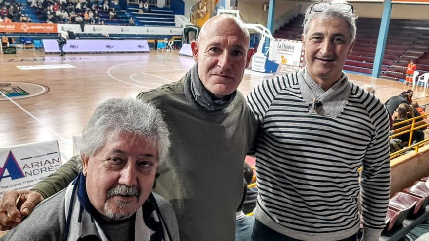 Arriba, Mario Aguado, entre dos amigos zamoranos, y conversando con Carles Marco; abajo, Diego Epifanio y Héctor Galán junto a la consejera Isabel Blancoy a Gerardo Hernández, y el CB Coruña correspondiendo con sus seguidores en el Ángel Nieto. | LOZ