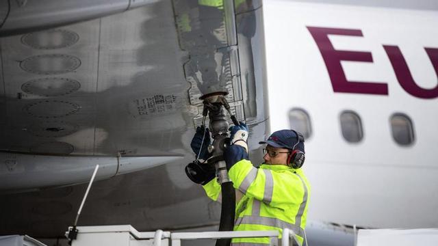 Ein Airbus A320 der Fluggesellschaft Eurowings wird am Flughafen Stuttgart mit Kerosin betankt.