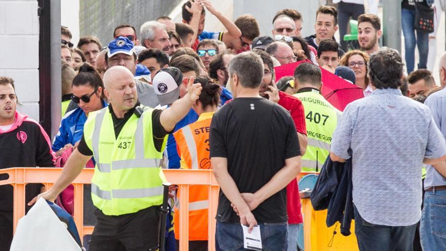 Operarios de seguridad revisan el acceso al campo de Paterna para el Mestalla-Hércules.
