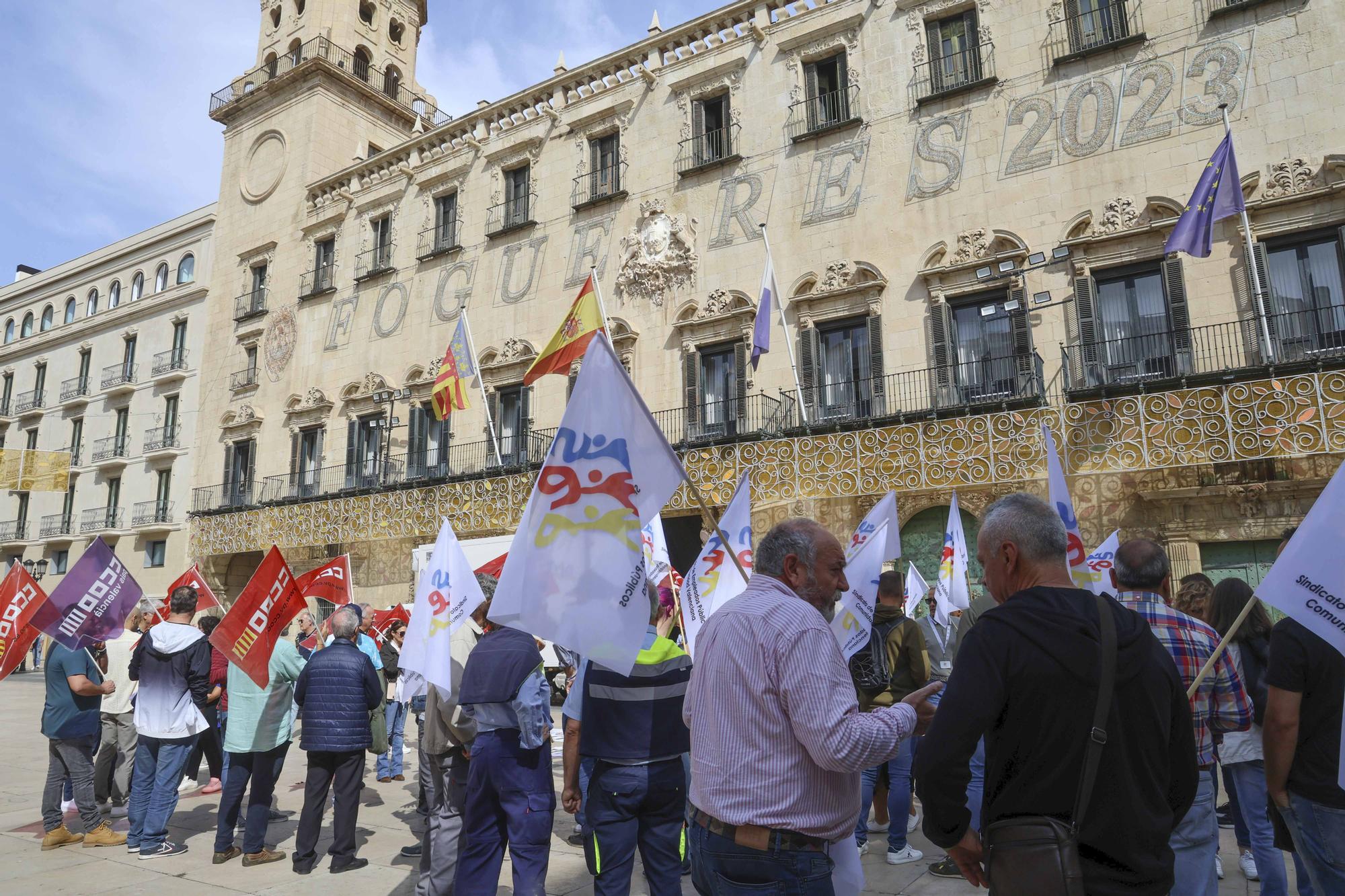 La primera huelga de funcionarios del Ayuntamiento de Alicante