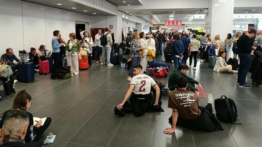 Cientos de asturianos se quedan en tierra en Milán tras un fallo en el sistema aéreo: "Ha habido muy mala organización, a pesar de que había gente mayor"