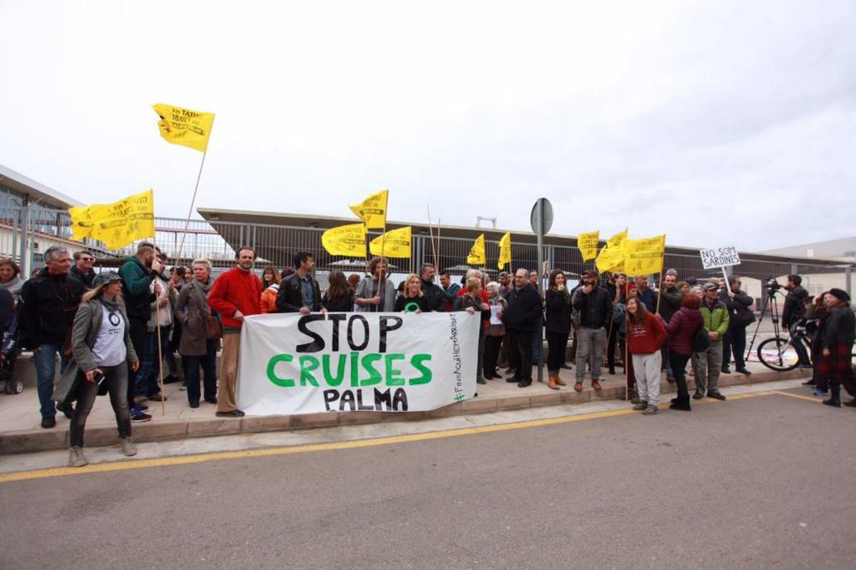 Protestas para recibir al crucero 'Symphony of the Seas'
