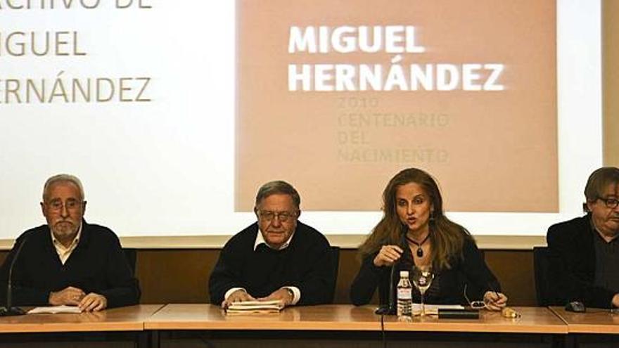 Rovira (a la derecha) ofreció una conferencia magistral sobre Miguel Hernández.