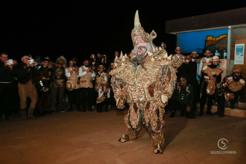 Suelta de la Mussona en el Carnaval de Águilas