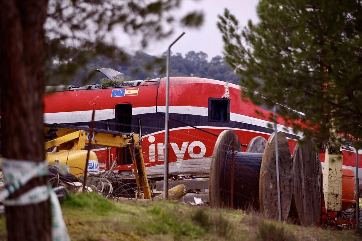 Accidente tren en Adamuz, trenes Iryo y Alvia. Accidente ferroviario, descarrilamiento Córdoba. Grúas y maquinaria pesada retiran vagones del Iryo