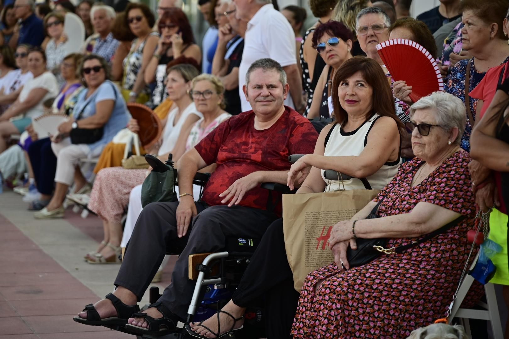 El Moll de Costa se viste de moda con el desfile solidario de Cáritas