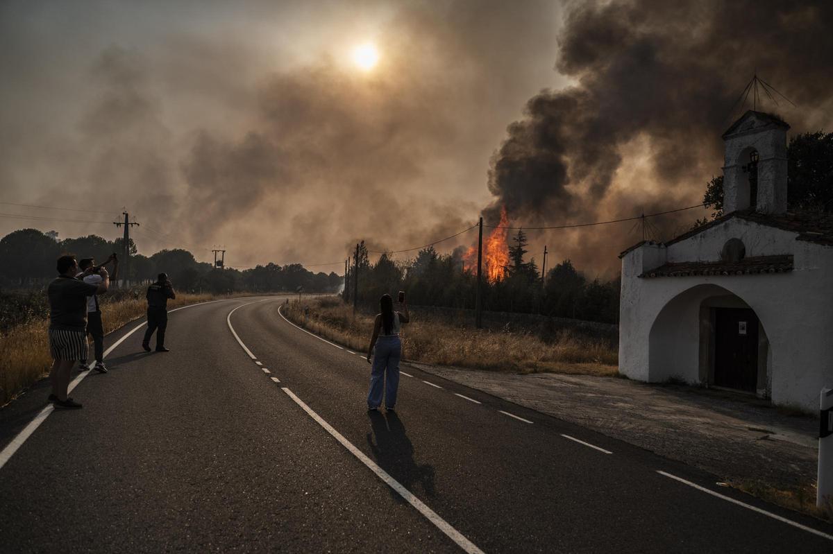 FOTOGALERÍA | Las imágenes del incendio de Arroyo de la Luz