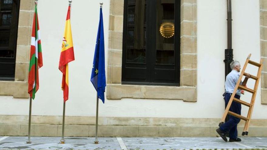 El Parlamento vasco iza la bandera española