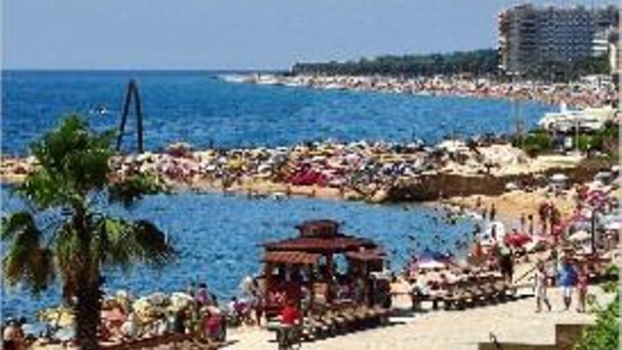 Vista d&#039;una part de la platja de Blanes Centre i la de s&#039;Abanell, al fons.