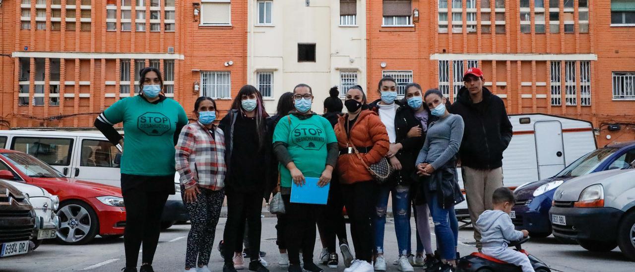 Algunas de las vecinas de la Fuensanta, en València, amenazadas de desahucio por un fondo buitre que ha irrumpido en el barrio.