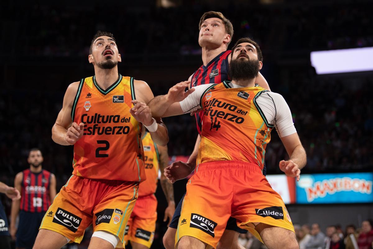 Bojan Dubljevic, junto a Josep Puerto en una acción en el partido ante el Baskonia