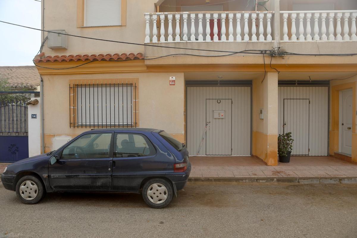 El coche de Francisco, estacionado en la puerta de la casa de Los Cánovas, en Fuente Álamo, donde se produjo el crimen.