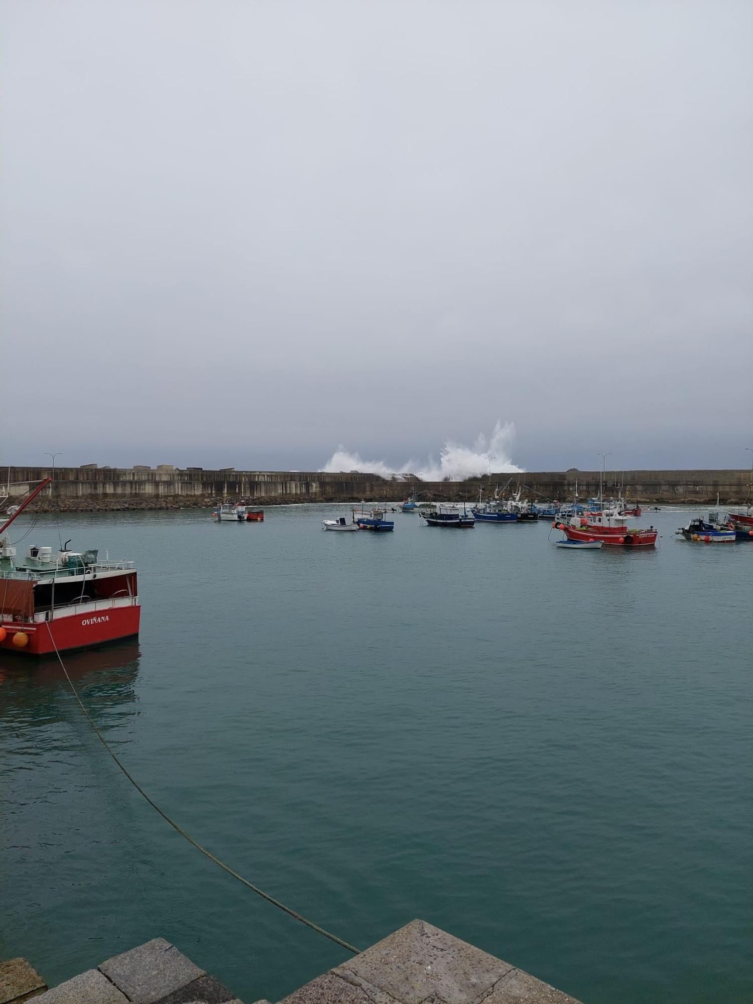 EN IMÁGENES: Dos fallecidos tras caer al mar por el oleaje en San Esteban y Cudillero