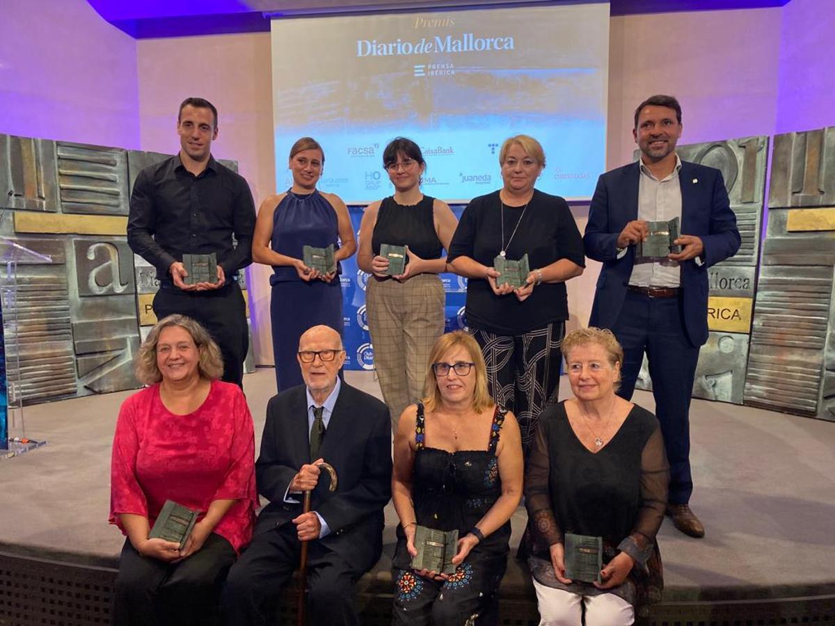 Los premiados Miquel Garau, Mar Rus Calafell, Joana Marcús, José Tirado, Catalina Serra, Gabriel Barceló y las madres de Cata Coll, Mariona Caldentey y Patri Guijarro, con sus Premis Diario de Mallorca