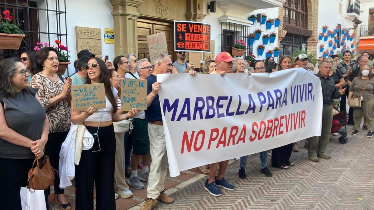 Parte de los manifestantes contra los altos precios del alquiler de las viviendas, ayer, en Marbella.
