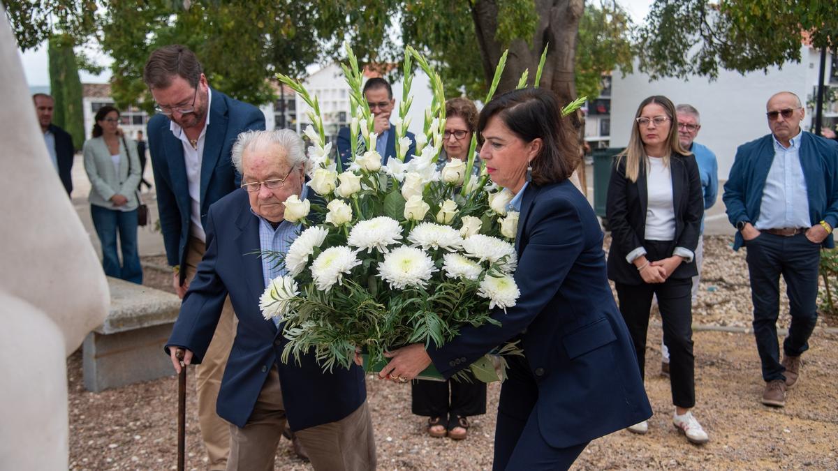 Manuel López Maraver y Matilde Esteo realizan la ofrenda de flores en el cementerio.