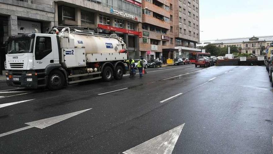 Bolsas de agua en distintas calles complican el tráfico en la ciudad
