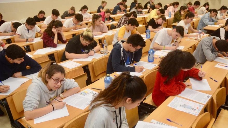 Estudiantes examinándose en el campus de Pontevedra. // R. Vázquez