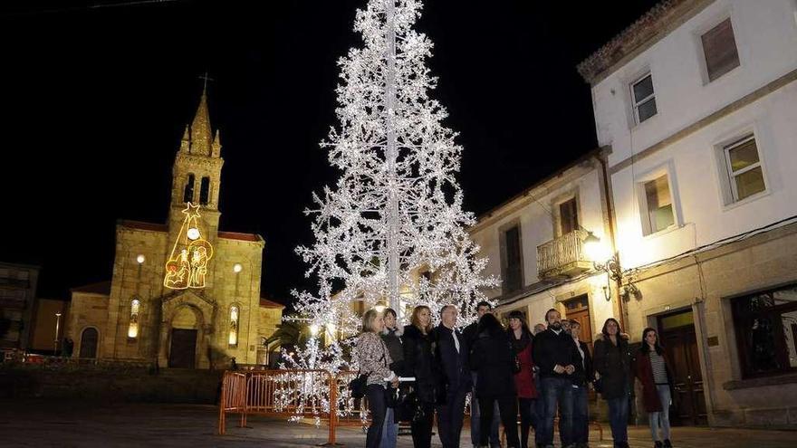 Representantes del gobierno y de la AED acudieron al encendido del alumbrado. // Bernabé/Javier Lalín